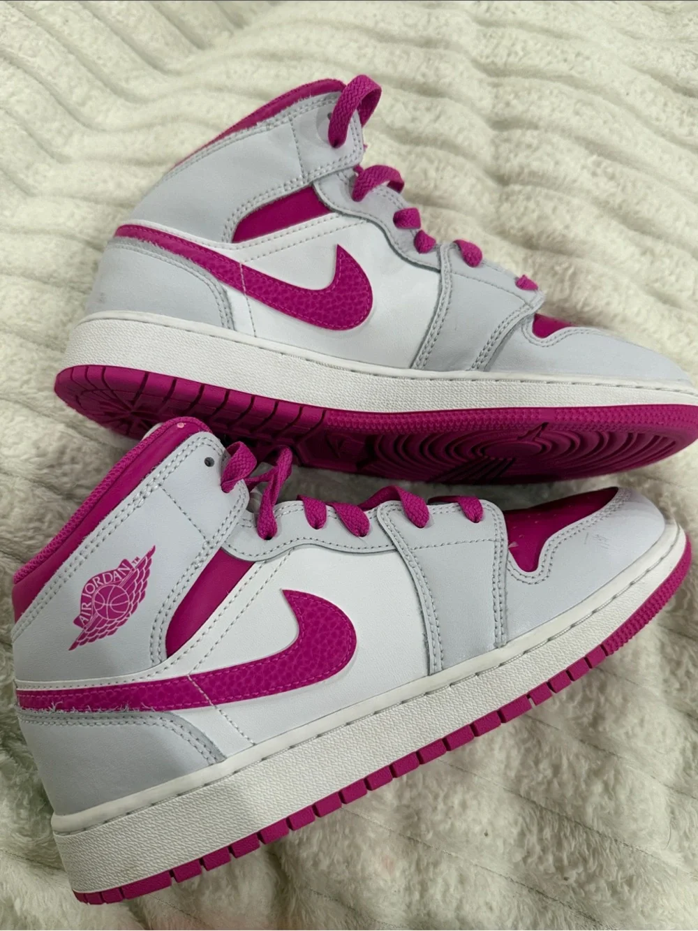 Jordan 1 Mid- Fire Pink- 6 Youth